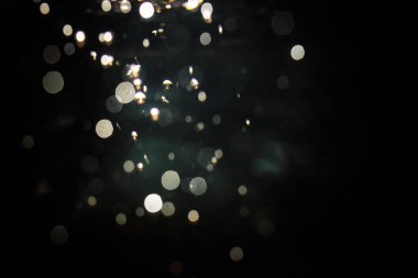 Siyah arkaplanda soyut bulanık bokeh