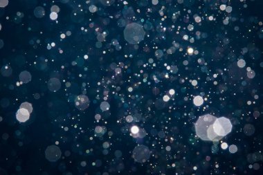 Noel arkaplanı için soyut mavi ışık bulanık bokeh halkaları