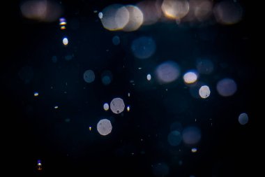 Siyah arka plan üzerinde ışık bokeh bulanıklık
