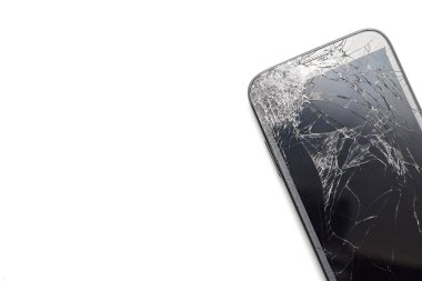 beyaz arkaplanda izole edilmiş akıllı telefonu kır
