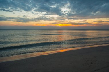 Siluet gün batımı plaj arka planında