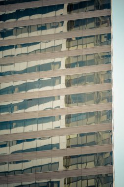 Pencerenin arka planında cam olan iş binası