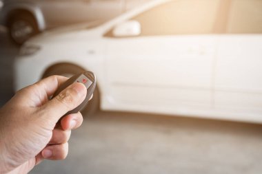 Otoparkın arka planında el ele tutuşan uzaktan kumanda