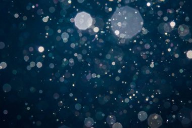 Noel arkaplanı için soyut mavi ışık bulanık bokeh halkaları