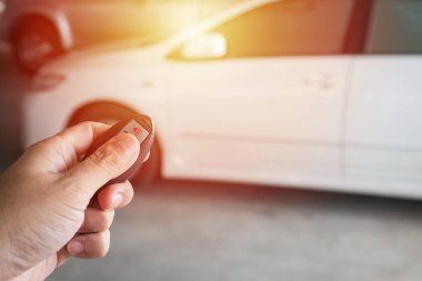Otoparkın arka planında el ele tutuşan uzaktan kumanda
