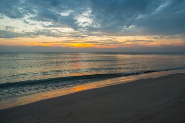 Siluet gün batımı plaj arka planında