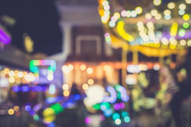 Karnaval festivali gece pazarının arka planında bulanık ışık
