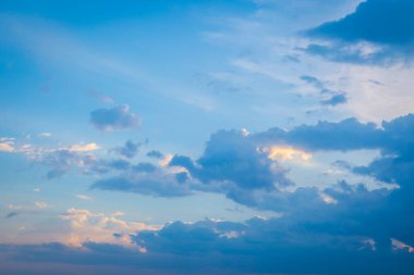 Gün batımından önce gökyüzü ve bulutlar