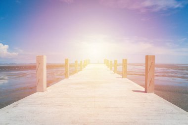 Denize giden köprü mavi gökyüzü arkaplanıyla