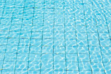 Mavi yüzme havuzu arka planında su yüzeyi