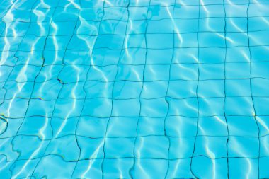 Mavi yüzme havuzu arka planında su yüzeyi