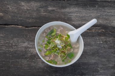 Tahta masada haşlanmış domuz eti Sabahları Tayland usulü kahvaltı