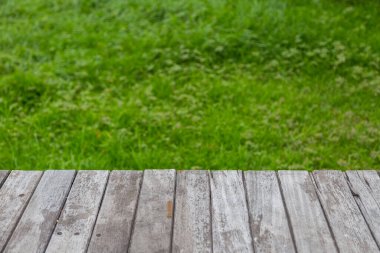 Yeşil doğaya sahip eski ahşap