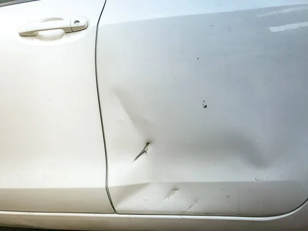 自動車事故 自動車の背景に損傷 — ストック写真