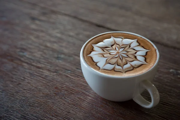 Tasse Kaffee Mit Latte Art Auf Platte Mit Holztischhintergrund — Stockfoto