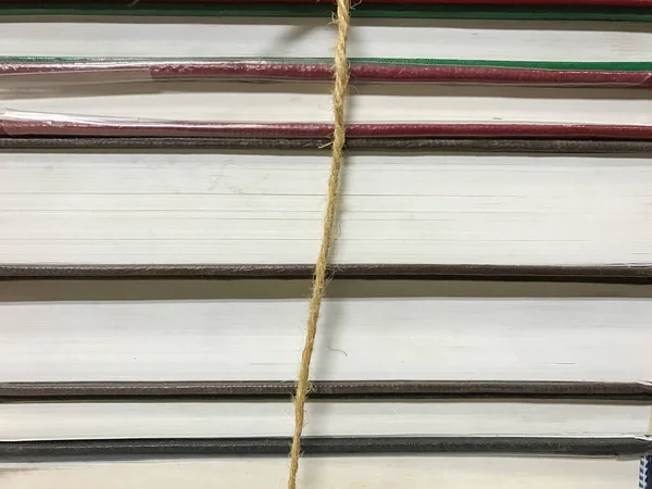 Pilha Livros Antigos Com Fundo Corda — Fotografia de Stock