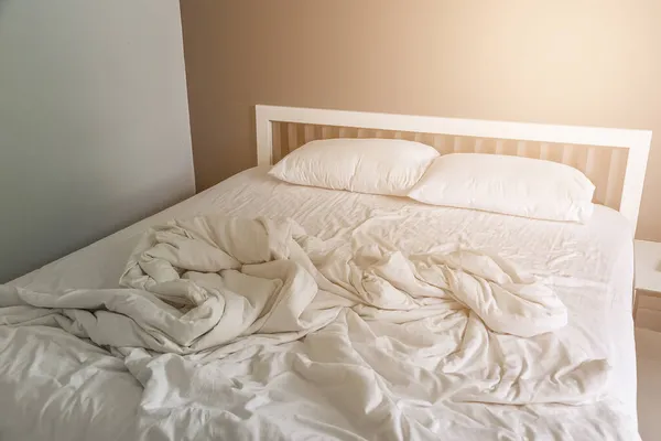 Две Белые Подушки Кровати Морщинистым Грязным Одеялом Заднем Плане Спальни — стоковое фото