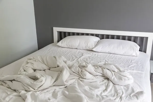 Deux Oreillers Blancs Sur Lit Avec Une Couverture Salissante Ridée — Photo