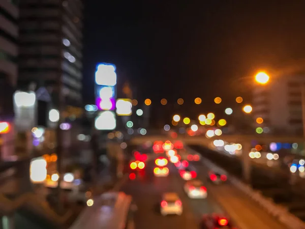 夜の街の交通事情のせいで — ストック写真