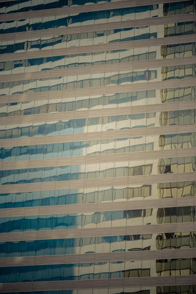 Geschäftshaus Mit Glas Von Fenstern Hintergrund — Stockfoto