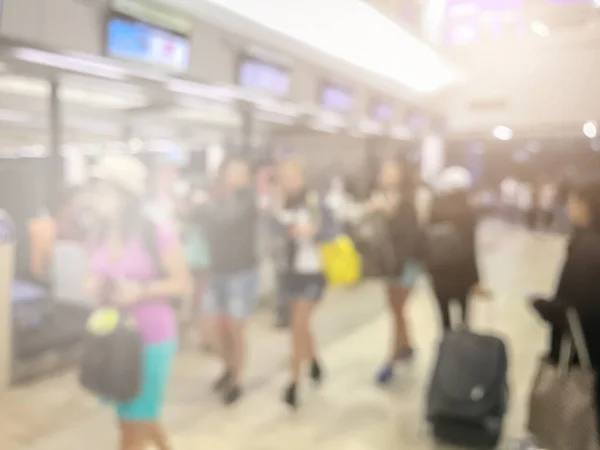 Imagen Borrosa Muchas Personas Mostrador Del Aeropuerto Prepararse Para Viajar — Foto de Stock