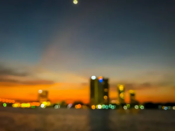 Borrão Edifício Moderno Cidade Noite Com Reflexão Água — Fotografia de Stock