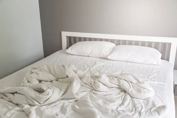 Две Белые Подушки Кровати Морщинистым Грязным Одеялом Заднем Плане Спальни — стоковое фото