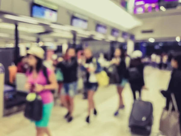 Imagen Borrosa Muchas Personas Mostrador Del Aeropuerto Prepararse Para Viajar — Foto de Stock