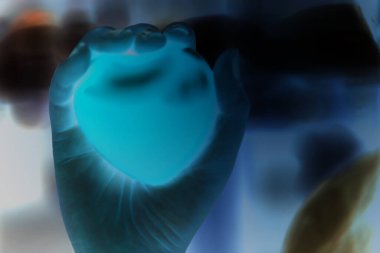 Kadın arka plan için kırmızı kalp kullanım tutun