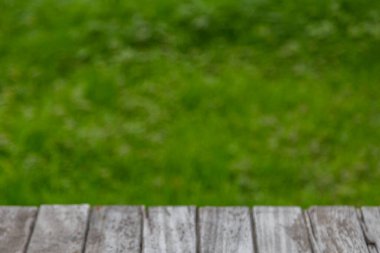 Yeşil doğaya sahip eski ahşap