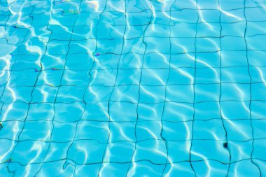 Mavi yüzme havuzu arka planında su yüzeyi