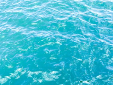 Su yüzeyi arka planında yansıma