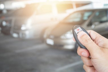 Otoparkın arka planında el ele tutuşan uzaktan kumanda