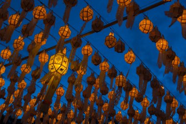 Gece Chiang Mai Tayland 'da Beyaz Yi Peng Feneri