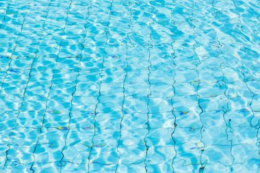 Mavi yüzme havuzu arka planında su yüzeyi