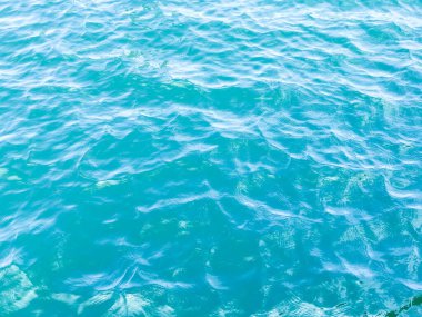 Su yüzeyi arka planında yansıma