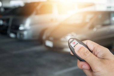 Otoparkın arka planında el ele tutuşan uzaktan kumanda