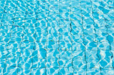 Mavi yüzme havuzu arka planında su yüzeyi