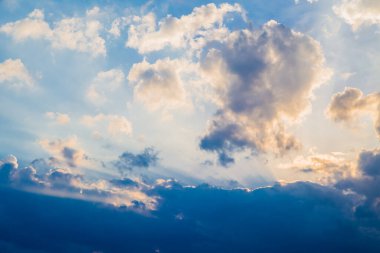 Gün batımından önce gökyüzü ve bulutlar