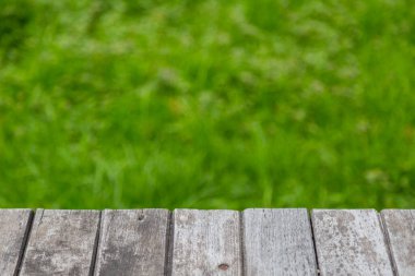 Yeşil doğaya sahip eski ahşap