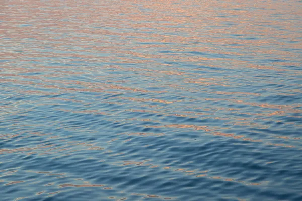 日没前の波と反射自然背景 — ストック写真