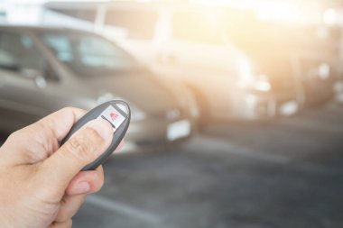 Otoparkın arka planında el ele tutuşan uzaktan kumanda