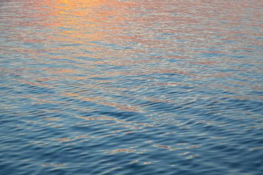 Gün batımından önce dalgalar ve yansımalar.