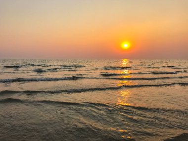Gün batımından önce deniz ve gökyüzü