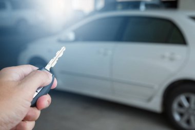 Otoparkın arka planında el ele tutuşan uzaktan kumanda