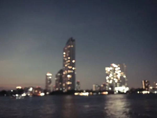 夜色朦胧的现代城市建筑 倒映在水中 — 图库照片