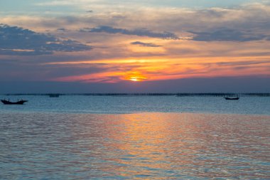 Gün batımından önce deniz ve gökyüzü