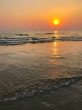 Gün batımından önce deniz ve gökyüzü