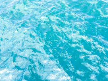 Su yüzeyi arka planında yansıma