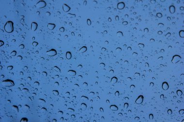 Camına gün yağmur su damlaları